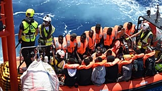 Судно Ocean Viking принимает на борт спасенных в море мигрантов