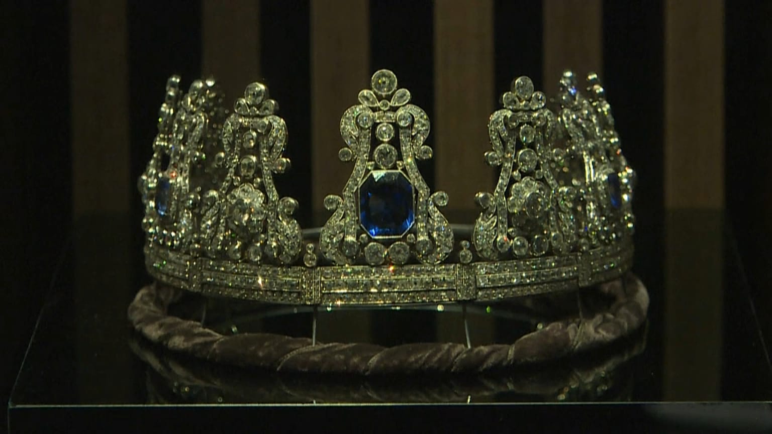 Una corona del tesoro real portugués expuesta en el palacio de Ajuda, Lisboa