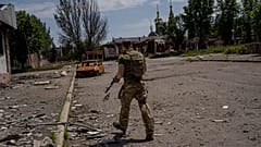 Украинский военный патрулирует деревню в Донецкой области