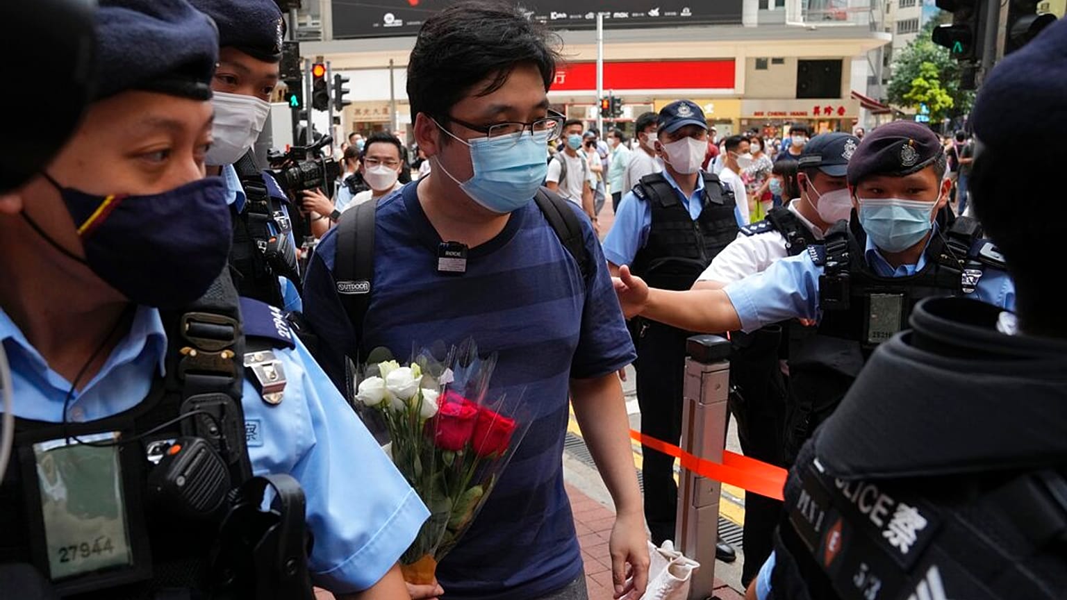 La Policía detiene a un hombre con un ramo de flores cerca de la plaza Victoria, en Hong Kong