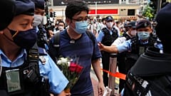 La Policía detiene a un hombre con un ramo de flores cerca de la plaza Victoria, en Hong Kong