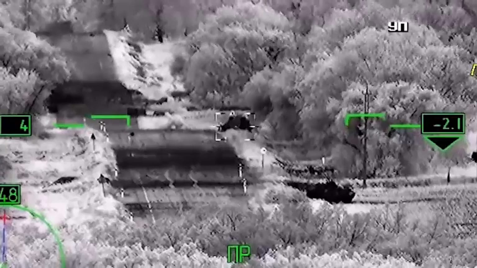 صورة من فيديو نشرته وزارة الدفاع الروسية لمروحيات تقصف مواقع للجيش الأوكراني 