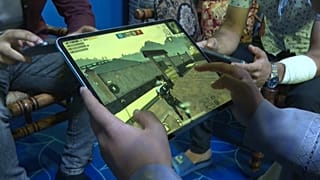 شباب أفغان يمارسون لعبة بيجي الفيديو القتالية 