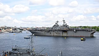 Das amphibische Landeschiff USS Kearsarge im Hafen von Stockholm