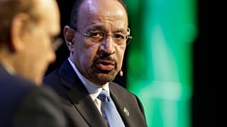 وزير الاستثمار السعودي خالد الفالح إلى يمين الصورة (أرشيف) 