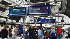 Viel los am Bahnhof Karlsruhe - schon am Freitag