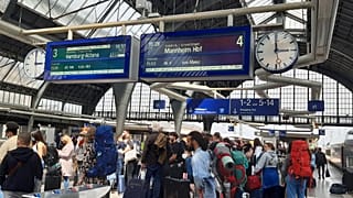 Viel los am Bahnhof Karlsruhe - schon am Freitag