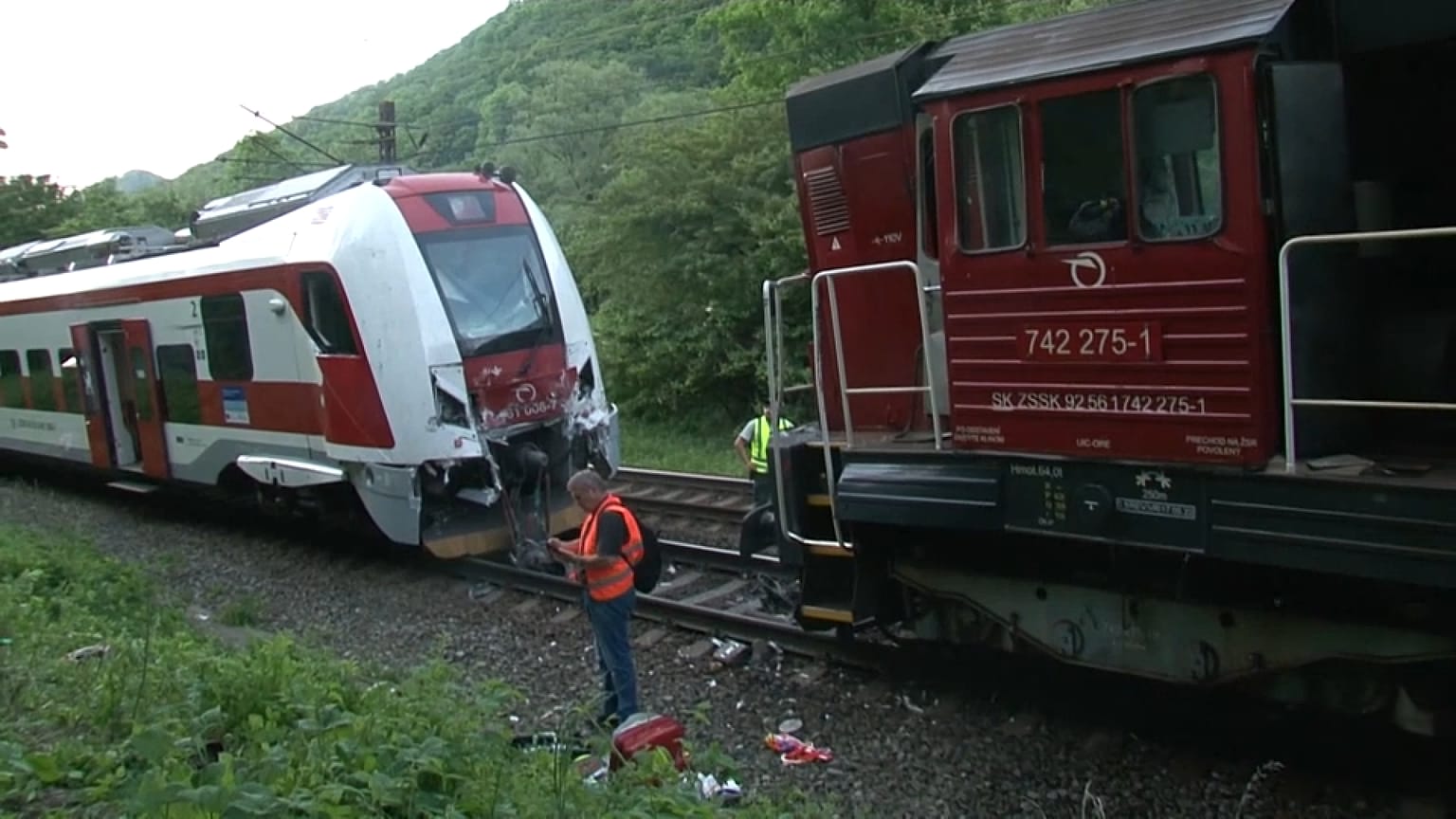 Collision entre un train de passagers et une locomotive à Vrutky, Slovaquie, vendredi 3 juin 2022.
