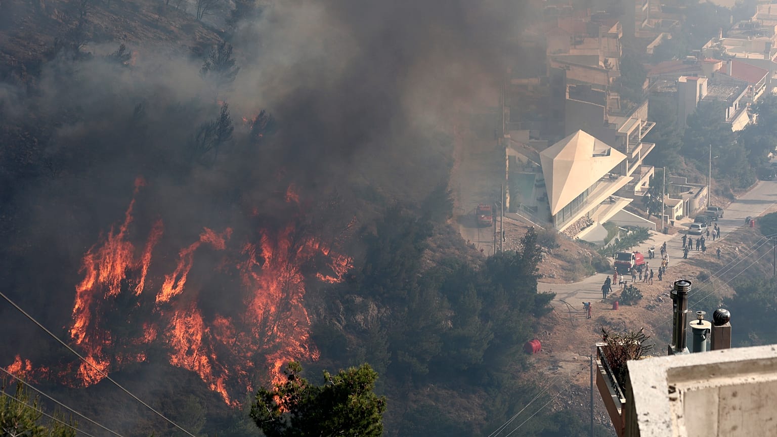 Un incendie ravage la végétation et des habitations dans la banlieue d'Ano Voula, au sud d'Athènes, samedi 4 juin 2022.