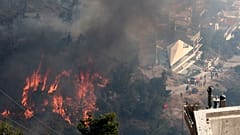 Un incendie ravage la végétation et des habitations dans la banlieue d'Ano Voula, au sud d'Athènes, samedi 4 juin 2022.