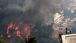 Un incendie ravage la végétation et des habitations dans la banlieue d'Ano Voula, au sud d'Athènes, samedi 4 juin 2022.