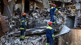 Украинские спасатели разбирают завалы в Харькове