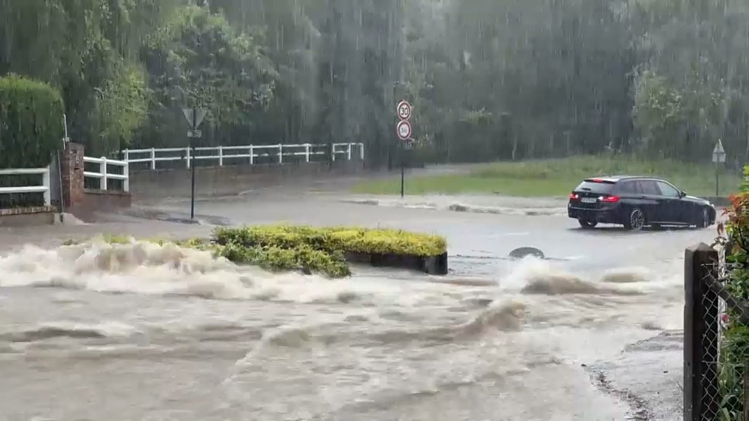 Las inundaciones han provocado algunos cortes de carreteras en Francia.