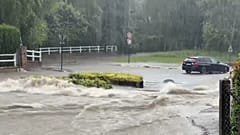 Las inundaciones han provocado algunos cortes de carreteras en Francia.