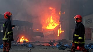 يصل رجال الإطفاء إلى الموقع بعد اندلاع حريق في منشأة لتخزين الحاويات في بنغلادش- 5 يونيو 2022