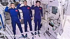 les astronautes chinois, dans le module central de la station spatiale, Tianhe, 5 juin 2022