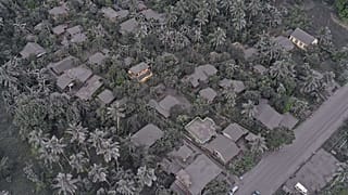 I villaggi attorno al vulcano sono coperti di cenere.
