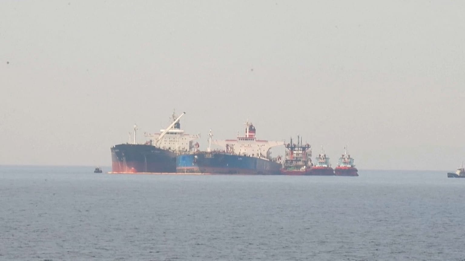 El petrolero de bandera liberiana Ice Energy transfiere petróleo crudo desde el petrolero de bandera rusa Lana, frente a la costa de Karystos, Grecia, 29/5/2022