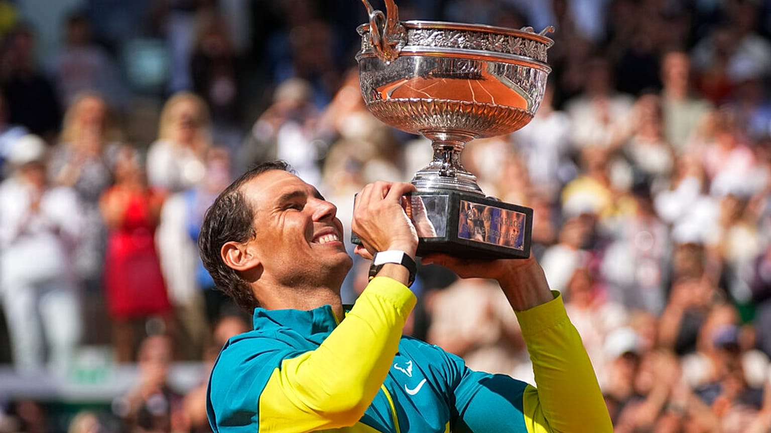 Rafael Nadal levanta la copa de Mosqueteros tras ganar en Rolland Garros