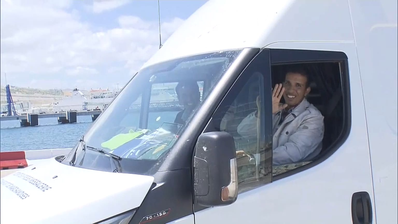 Un hombre saluda al llegar al puerto de Tánger, Marruecos