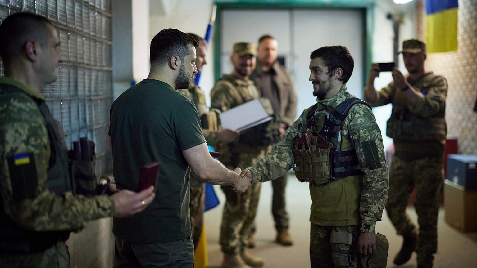 Le président ukrainien Volodymyr Zelensky visitant ses troupes non loin dans le ligne de front vers Donetsk, dans le Donbass, le 5 juin 2022