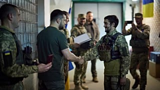 Президент Украины Владимир Зеленский награждает участников боевых действий