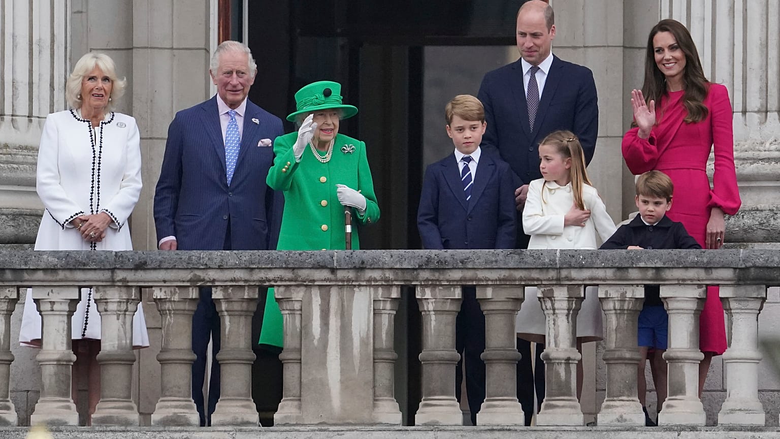 La reine Elizabeth II, accompagnée de son fils le prince Charles et son petit-fils William, salue ses sujets depuis le balcon de Buckingham Palace