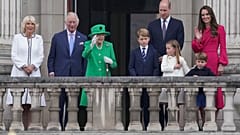 La reine Elizabeth II, accompagnée de son fils le prince Charles et son petit-fils William, salue ses sujets depuis le balcon de Buckingham Palace