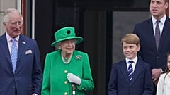 La reina Isabel II de Inglaterra, con parte de su familia, en el balcón del palacio de Buckingham, Londres (Reino Unido). 