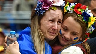 Δύο Ουκρανές στις εξέδρες του Κάρντιφ απογοητευμένες μετά τον αποκλεισμό της εθμικής τους ομάδας από το Μουντιάλ