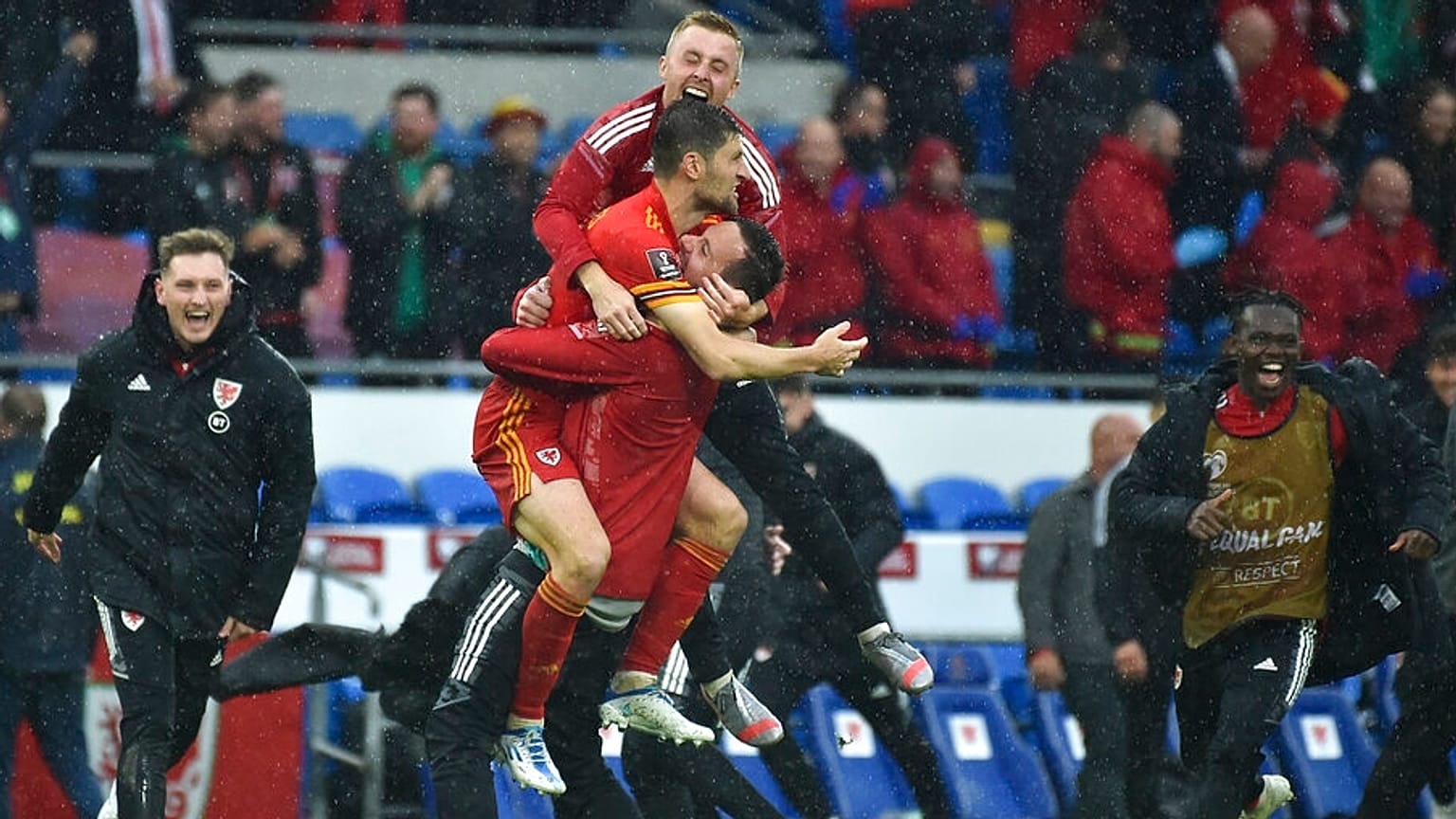 La selección de fútbol de Gales festejando su triunfo sobre Ucrania y su pase al Mundial Catar 2022.  