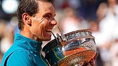 Rafael Nadal beißt nach dem Sieg im Finalspiel in den Pokal