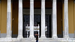 Περαστική με ομπρέλα έξω από το Ζάππειο Μέγαρο στην Αθήνα - φώτο αρχείου