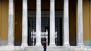 Περαστική με ομπρέλα έξω από το Ζάππειο Μέγαρο στην Αθήνα - φώτο αρχείου