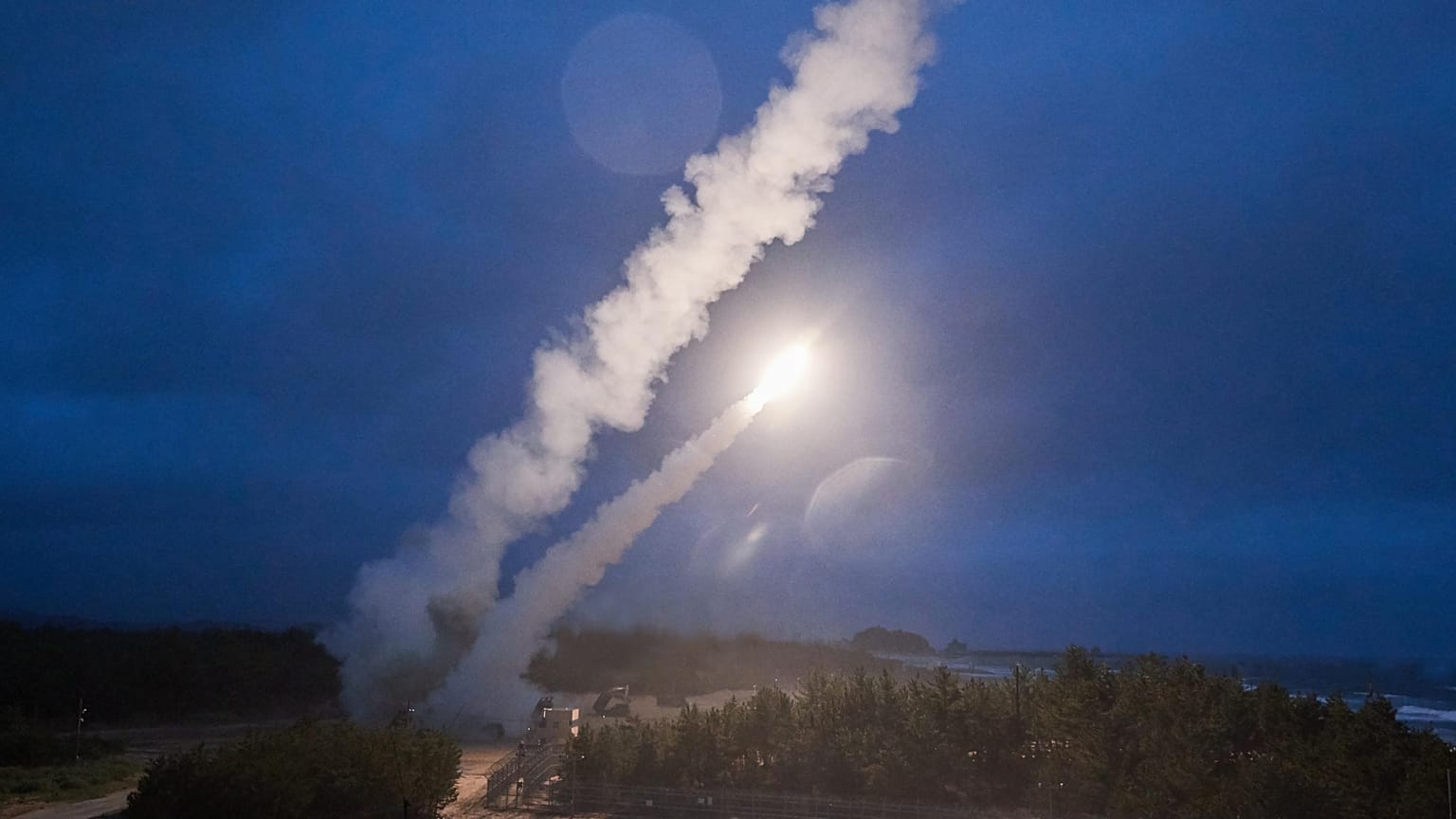 US-amerikanische und südkoreanische Raketen werden ins Meer geschossen