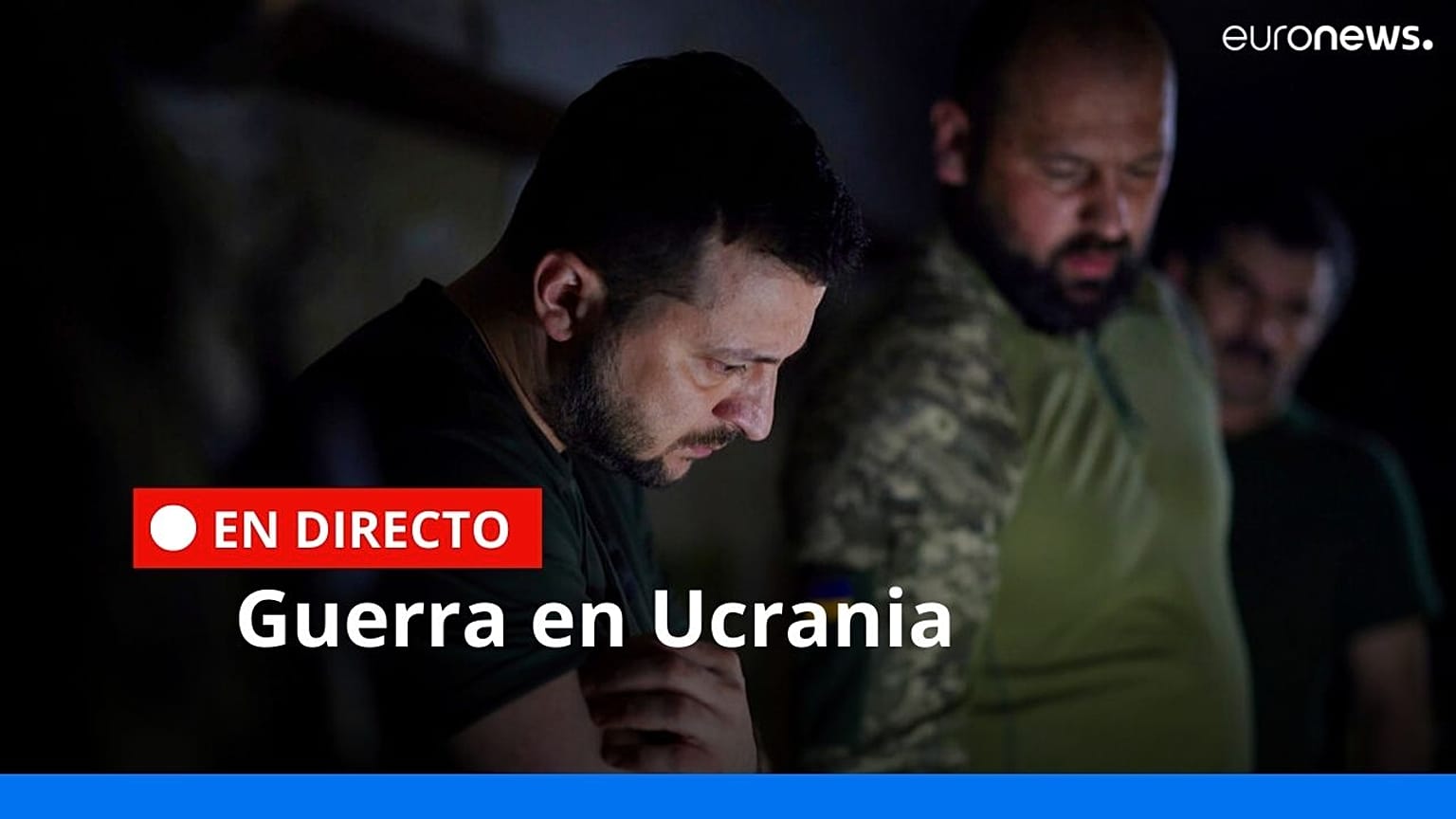 El presidente ucraniano, Volodímir Zelenski escucha el informe de un militar cerca de la línea del frente en la región de Donetsk