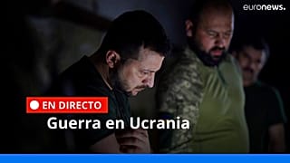El presidente ucraniano, Volodímir Zelenski escucha el informe de un militar cerca de la línea del frente en la región de Donetsk