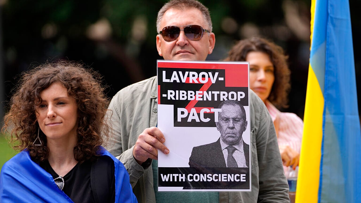 Protest in Belgrad gegen den geplanten Besuch von Russlands Außenminister Lawrow. Die Reise musste abgesagt werden, nachdem die Nachbarländer den Luftraum für Lawrow schlossen