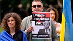 Protest in Belgrad gegen den geplanten Besuch von Russlands Außenminister Lawrow. Die Reise musste abgesagt werden, nachdem die Nachbarländer den Luftraum für Lawrow schlossen