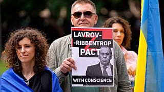 Protest in Belgrad gegen den geplanten Besuch von Russlands Außenminister Lawrow. Die Reise musste abgesagt werden, nachdem die Nachbarländer den Luftraum für Lawrow schlossen