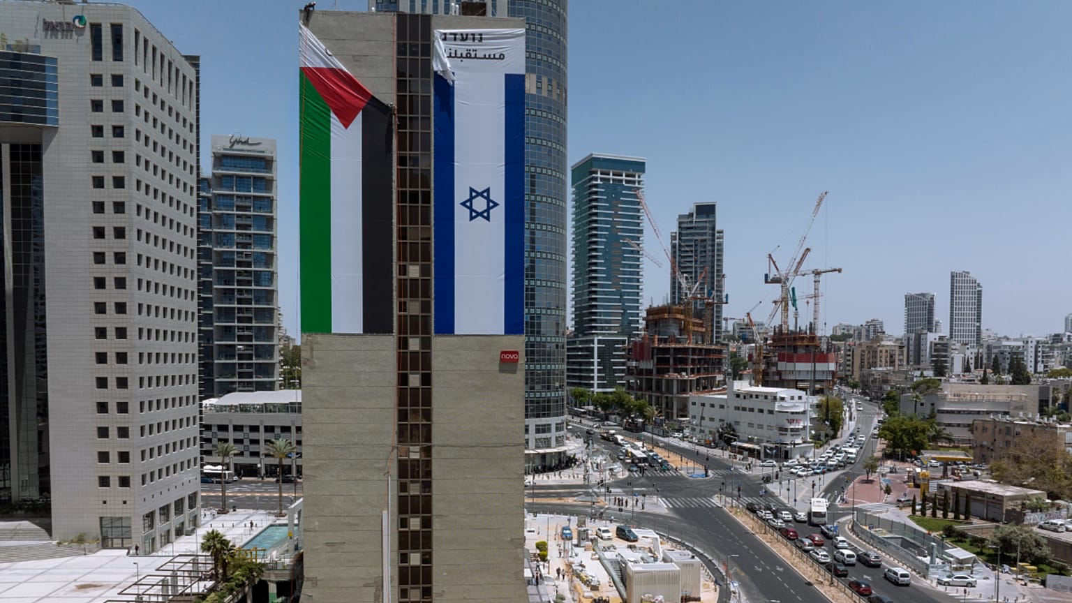نزع علم فلسطيني من على إحدى البنايات في رمات غان