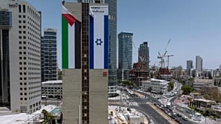 نزع علم فلسطيني من على إحدى البنايات في رمات غان