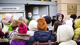 Geflüchtete Menschen aus der Ukraine warten vor der Botschaft in Berlin: Viele Sprechen Fremdsprachen, doch das Interesse an der ukrainischen Sprache im Ausland wächst.