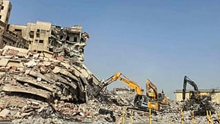 الجرافات تهدم المباني كجزء من مشروع حكومي للهدم والبناء بقيمة 20 مليار دولار والذي من شأنه تهجير نصف مليون شخص في جدة، ثاني مدن السعودية، 14 مارس / آذار 2022 