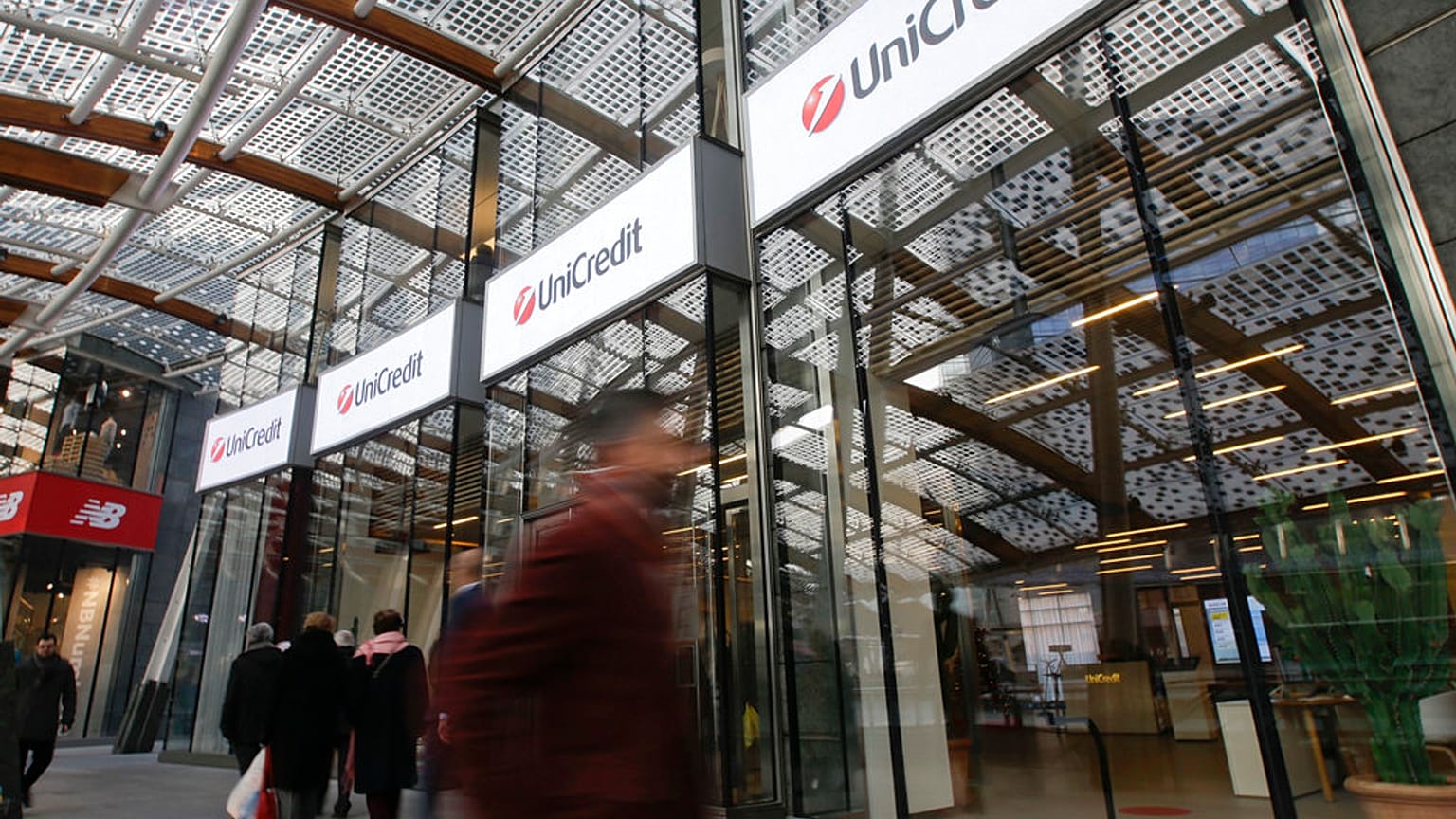 L'ingresso della torre UniCredit nel quartiere direzionale di Porta Nuova a Milano, Italia, 13 dicembre 2016