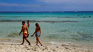Strandolók Ciprus egyik délkeleti partszakaszán