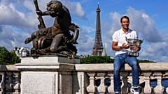 El tenista español Rafael Nadal con la Copa de los Mosqueteros en París (Francia).