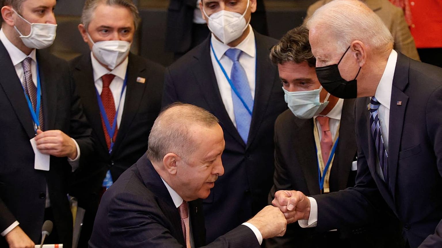 Erdoğan ve Biden NATO zirvesinde selamlaşıyor