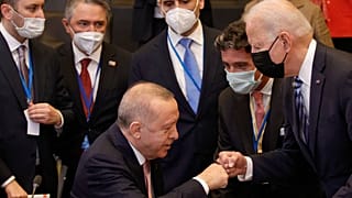 Erdoğan ve Biden NATO zirvesinde selamlaşıyor