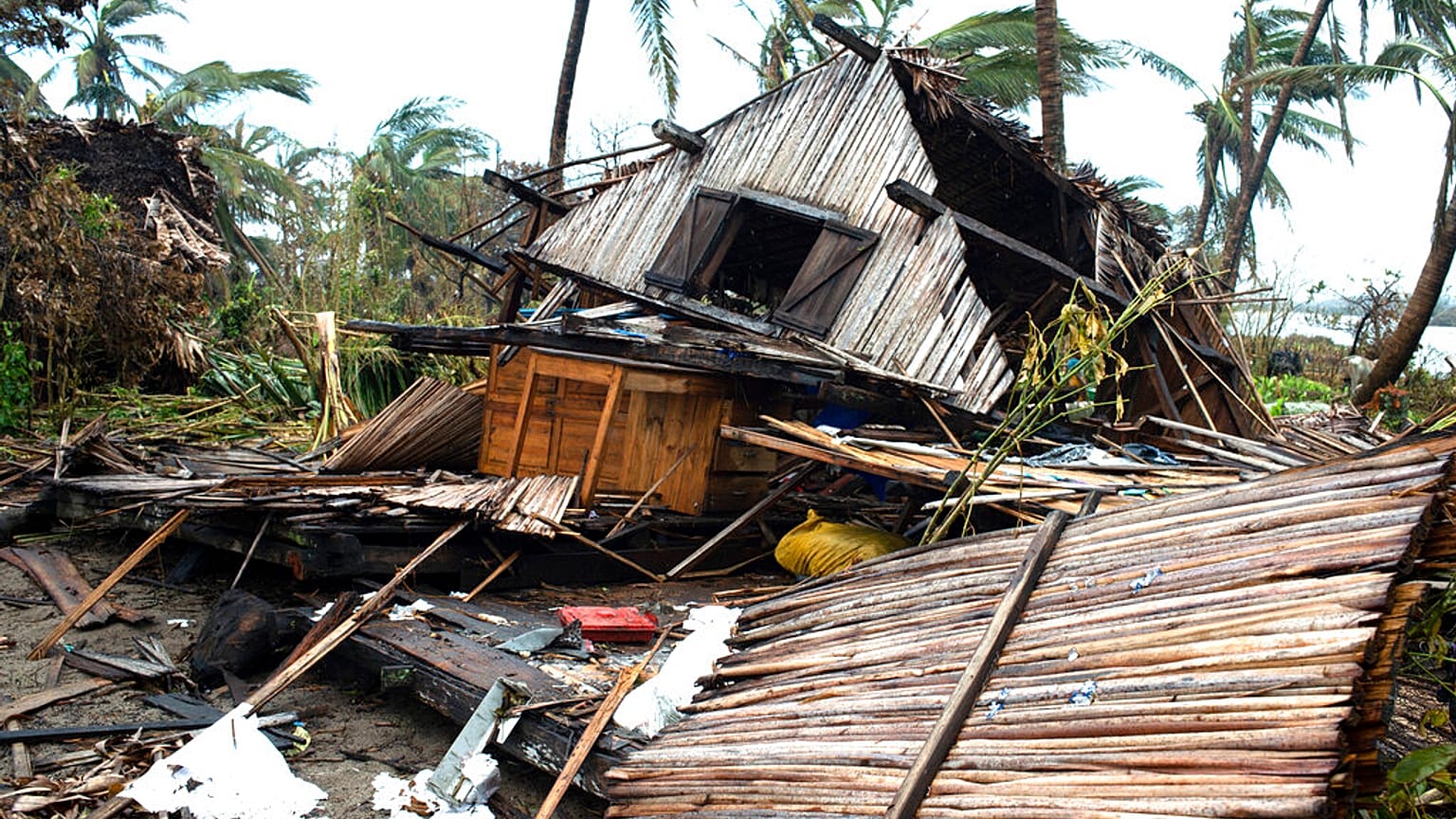 Une maison détruite à Mananjary, à Madagascar, après le passage du cyclone Batsirai en février 2022. 